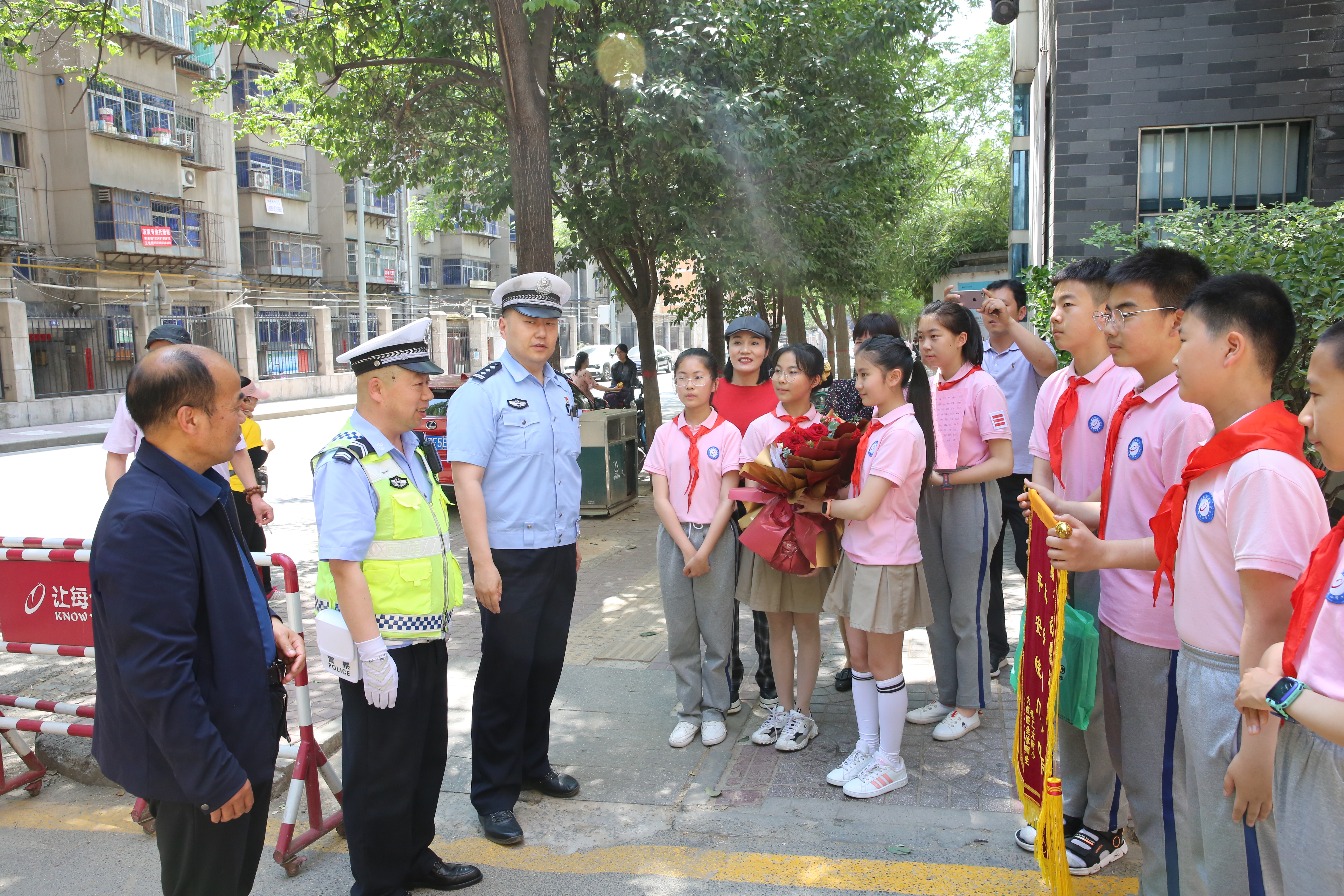 交警护学送爱心 学生感恩暖警心—西安理工大附小 六(4)班师生向最美"